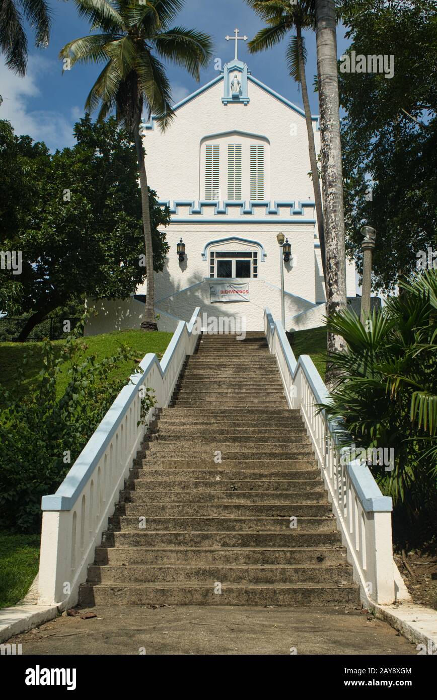 Parroquia Santa Maria, parrocchia di Saint Marys, chiesa bianca per matrimoni a Panama City Foto Stock