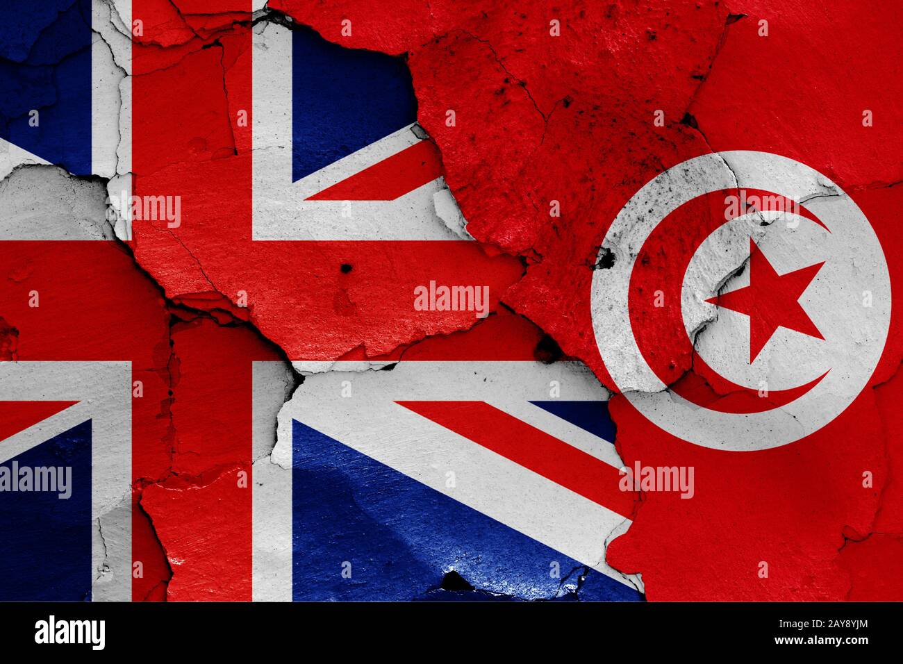 Bandiere del Regno Unito e la Tunisia dipinta sulla parete incrinato Foto Stock