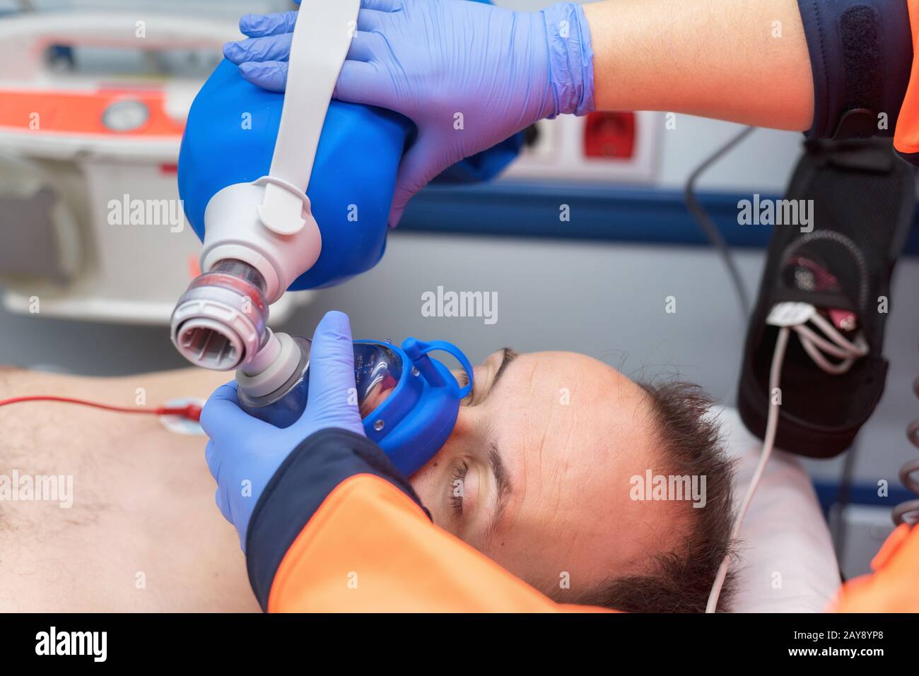 Emergenza Medica in ambulanza. La rianimazione cardiopolmonare utilizzando la valvola manuale borsa maschera Foto Stock