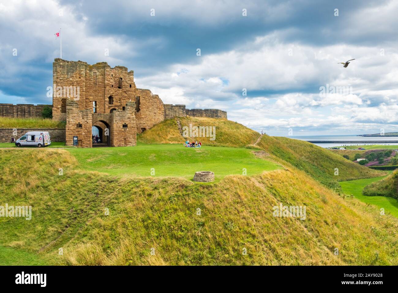 Rovine del medievale Tynemouth Priory e Castello, una popolare attrazione per i visitatori. Foto Stock