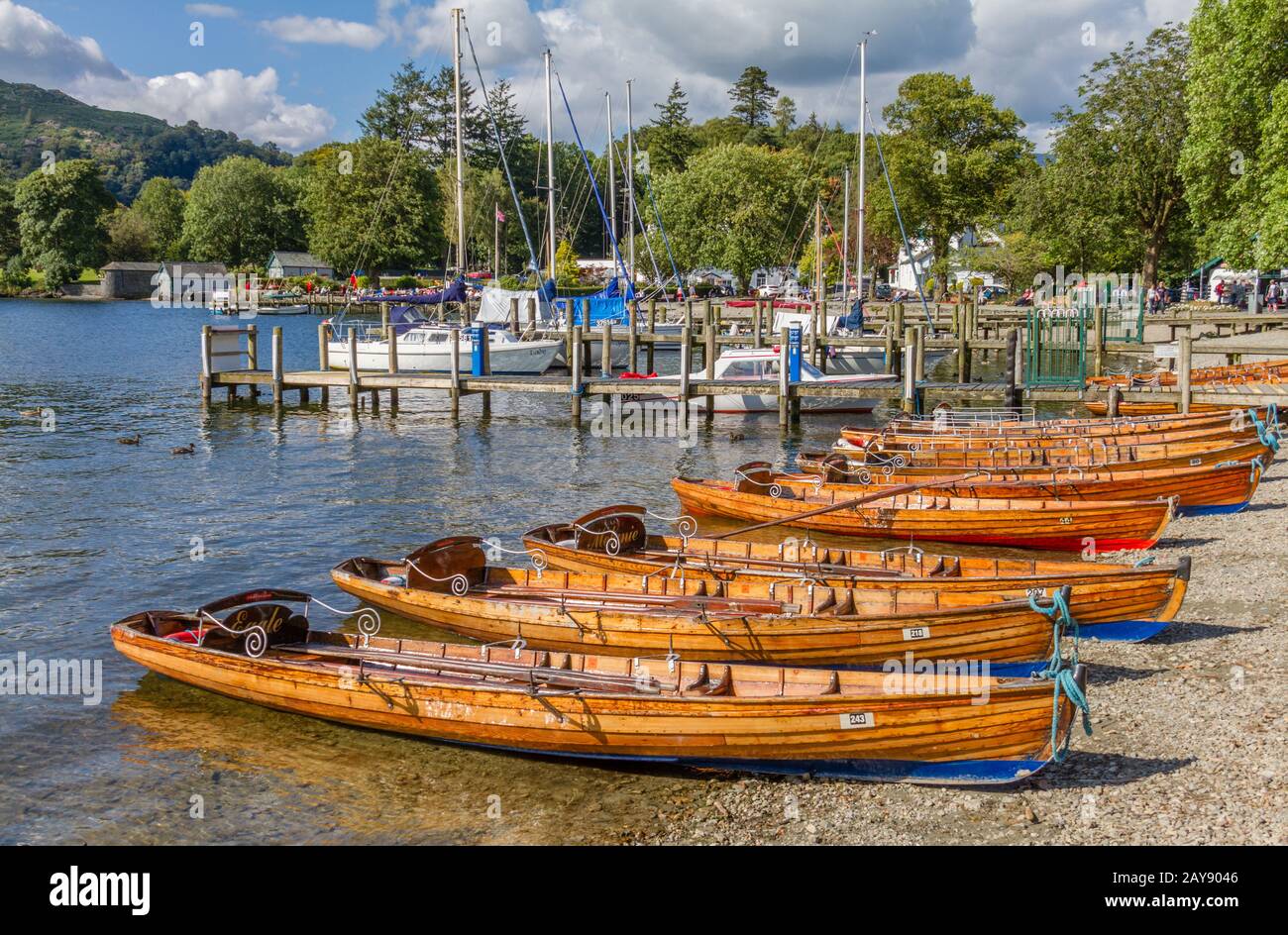 Barche a remi in Ambleside sul Lago di Windermere, Cumbria Foto Stock