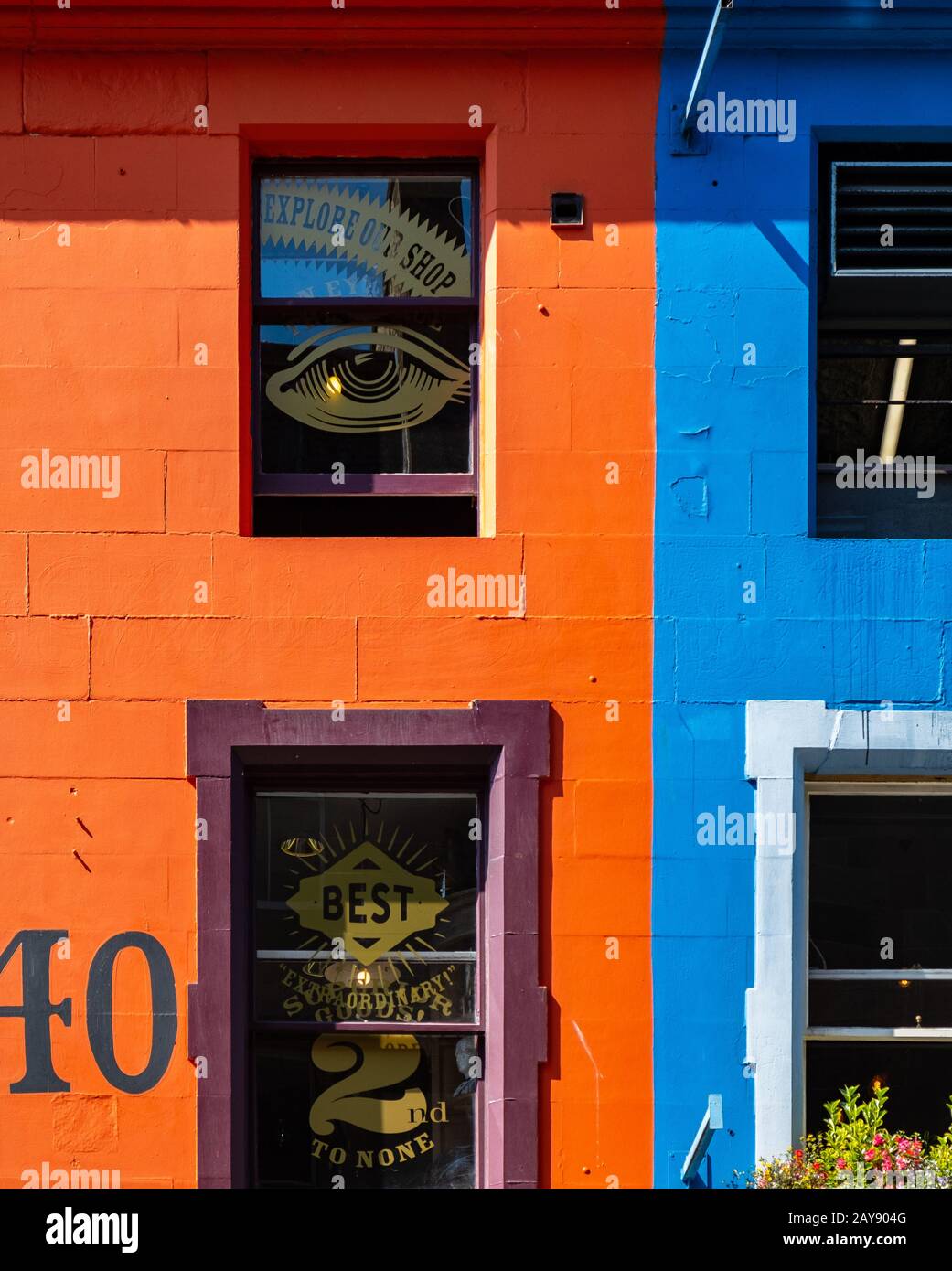 Edificio colorato con facciata nel vecchio settore di Edinburgo, Regno Unito Foto Stock