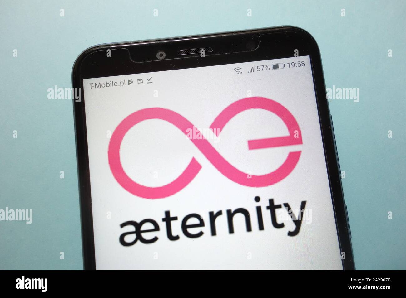 Il logo della criptovaluta Aeterity (AE) viene visualizzato sullo smartphone Foto Stock