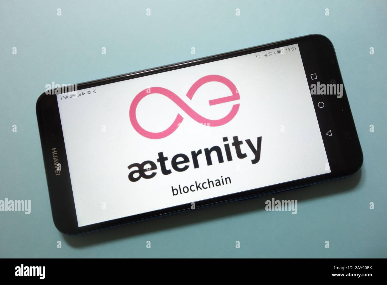 Il logo della criptovaluta Aeterity (AE) viene visualizzato sullo smartphone Foto Stock