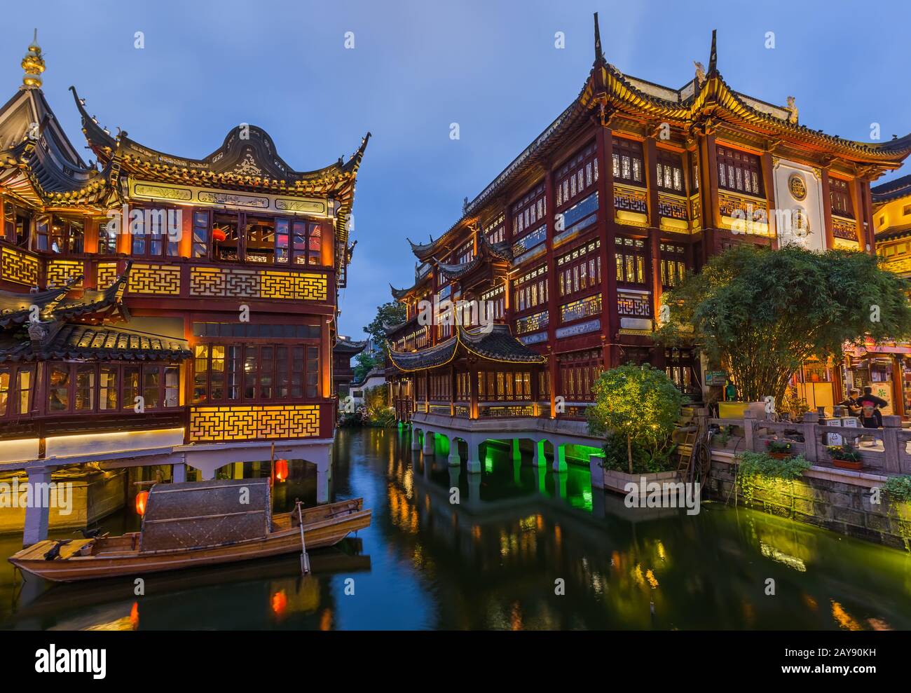 Shanghai, Cina - 22 maggio 2018: Vecchia strada vicino al giardino Yuyuan (Giardino della felicità) nel centro di Shanghai Foto Stock