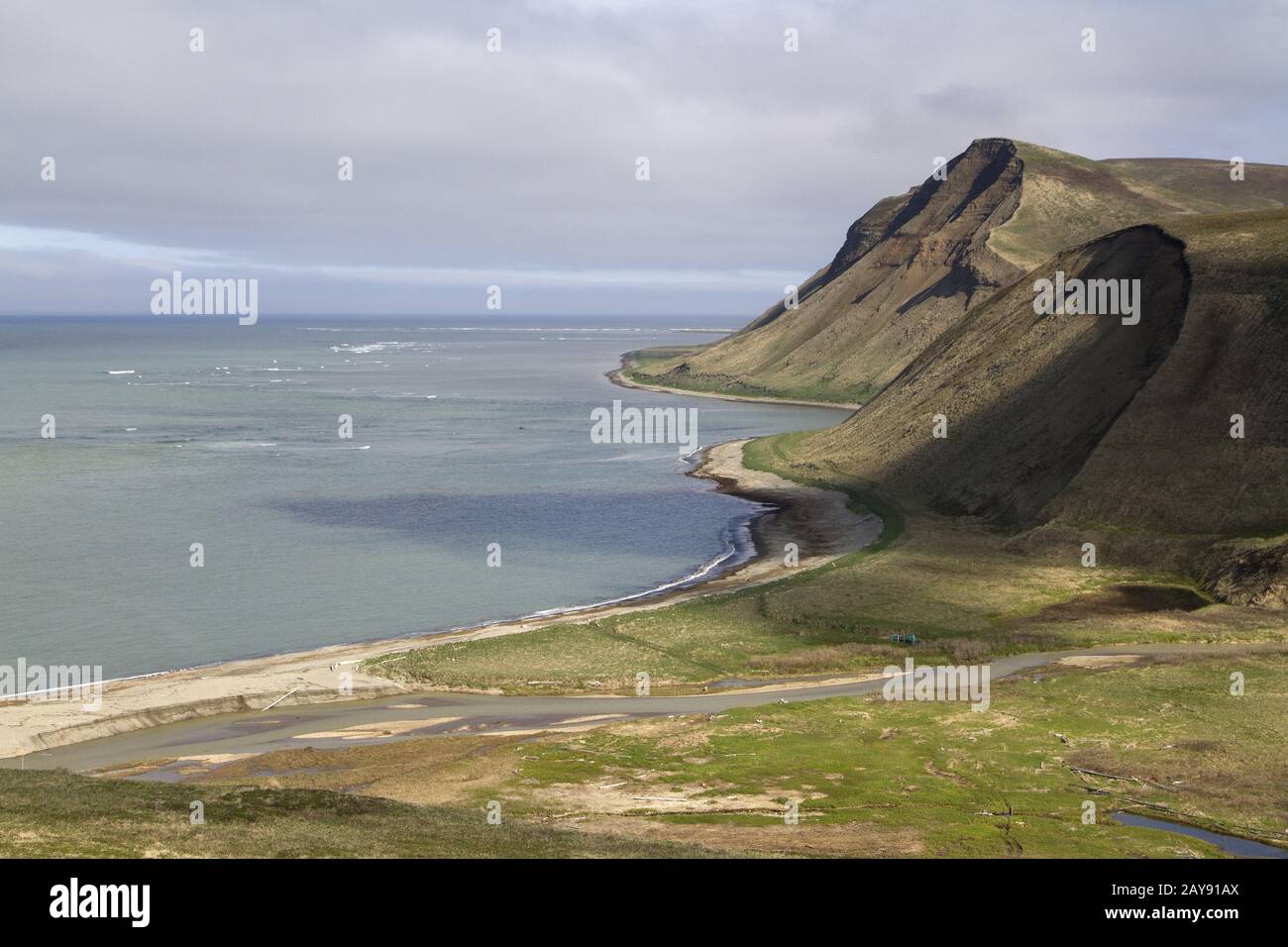 Bay la foce del fiume e le falesie costiere sul nitido Beringa su un giorno di estate Foto Stock