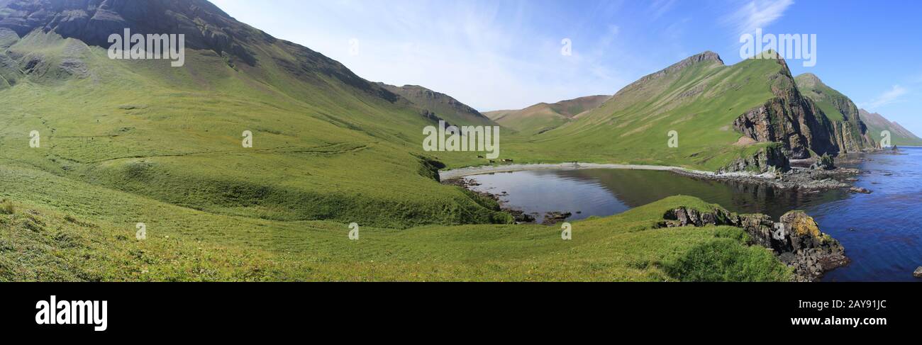 Panorama della baia e le colline sulla isola di rame su un estate giornata di sole Foto Stock