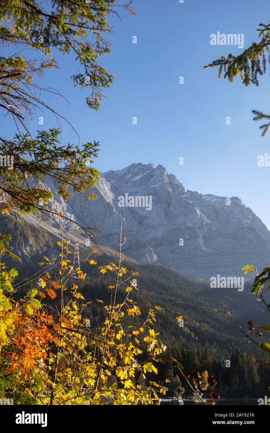 Zugspitze visto da Eibsee in autunno Foto Stock