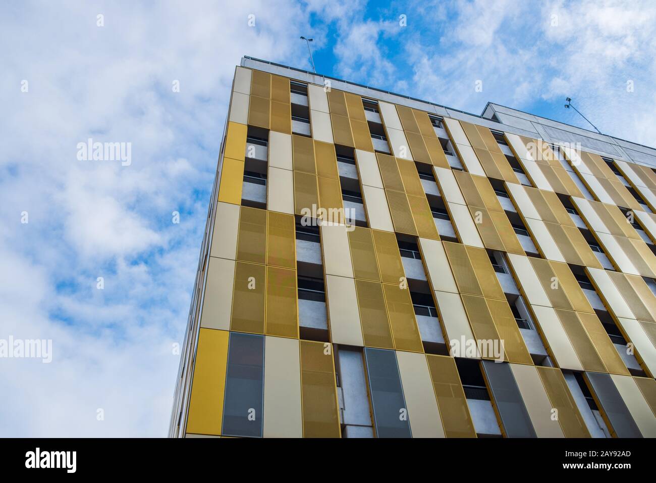 Colori e forme contrastanti sulla facciata dell'edificio contro il cielo a Manchester, Regno Unito Foto Stock