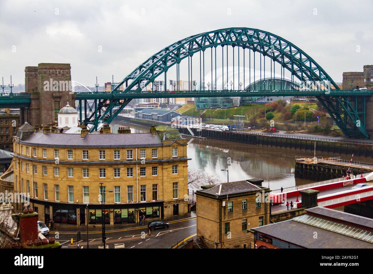 Newcasstle City Skyline con Tyne Bridge in vista a Newcastle Quayside in una giornata nuvolosa Foto Stock