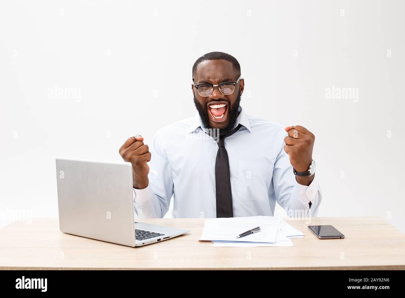 Allegro sorriso grande da felice executive office workplace isolare su sfondo bianco Foto Stock Allegro sorriso grande da felice executive office workplace isolare su sfondo bianco Foto Stock