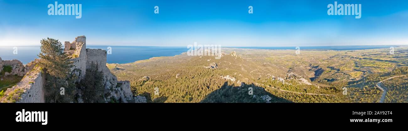 Il castello di Kantara Panorama in direzione della penisola di Karpasia, isola di Cipro Foto Stock