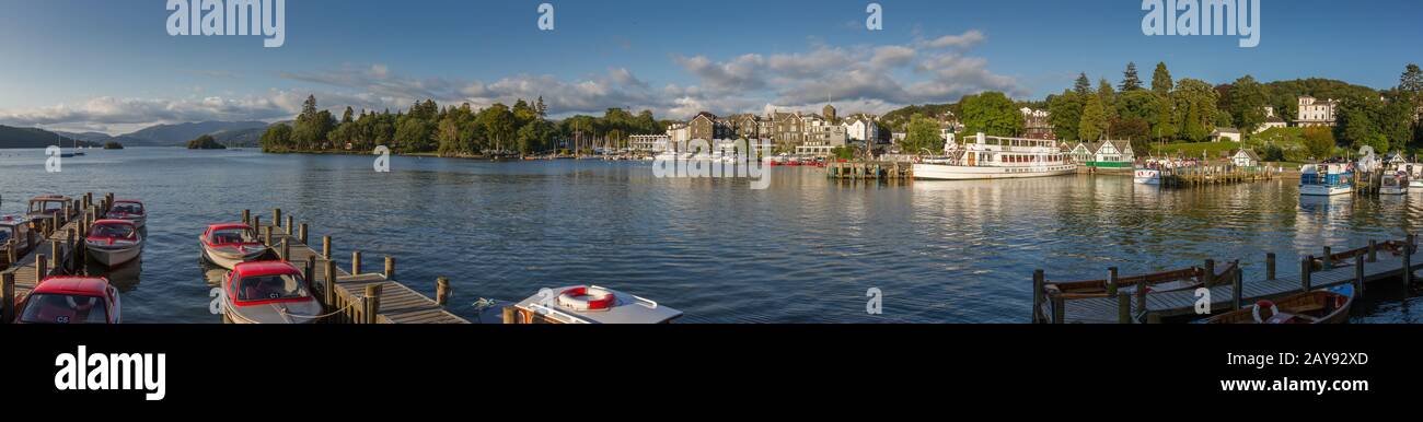 Vista panoramica sul porto di Bowness-on-Windermere al semaforo di pomeriggio, Lake District, Cumbria, Regno Unito Foto Stock