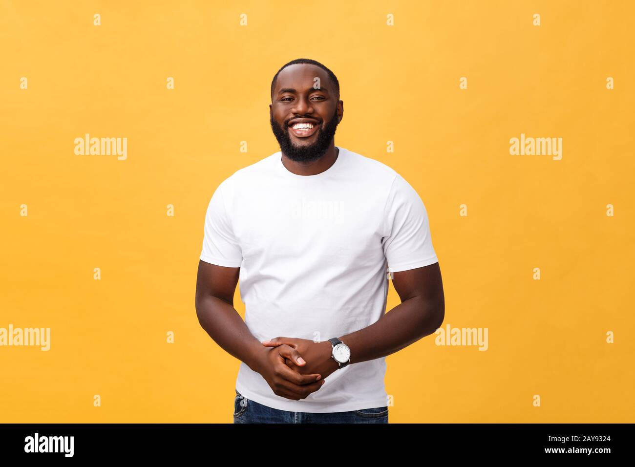 Ritratto di felice maschio afroamericano con sorriso positivo, bianco perfetto denti, guarda felicemente alla fotocamera, essendo successo Foto Stock