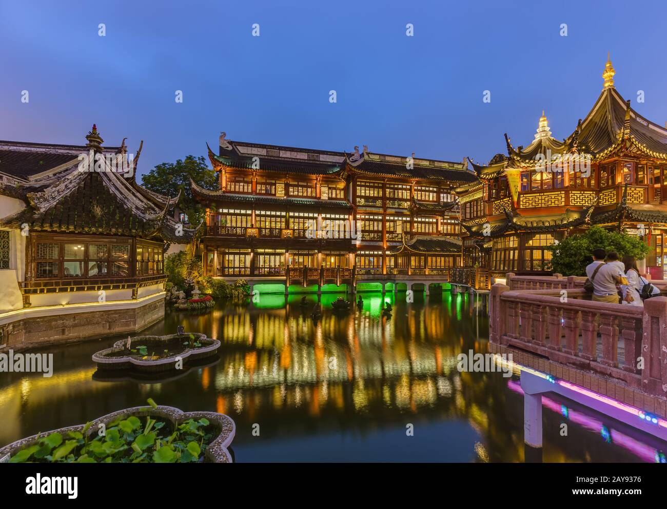 Shanghai, Cina - 22 maggio 2018: Vecchia strada vicino al giardino Yuyuan (Giardino della felicità) nel centro di Shanghai Foto Stock