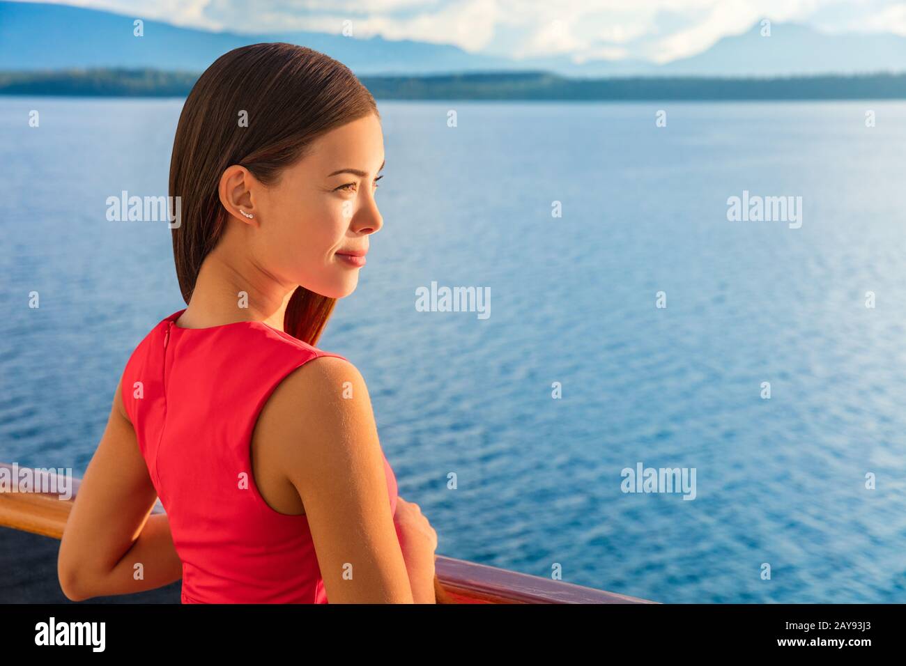 Donna che gode di vista dell'orizzonte dell'oceano dal lussuoso balcone della crociera. Passeggeri della nave serena che si rilassano all'esterno sul ponte della suite. Vacanza estiva europea di viaggio destinazione. Foto Stock