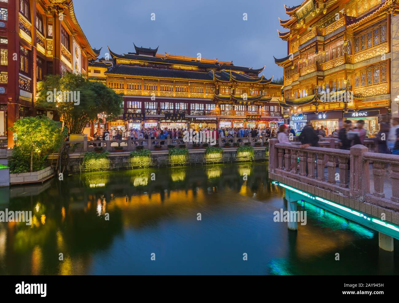 Shanghai, Cina - 22 maggio 2018: Vecchia strada vicino al giardino Yuyuan (Giardino della felicità) nel centro di Shanghai Foto Stock