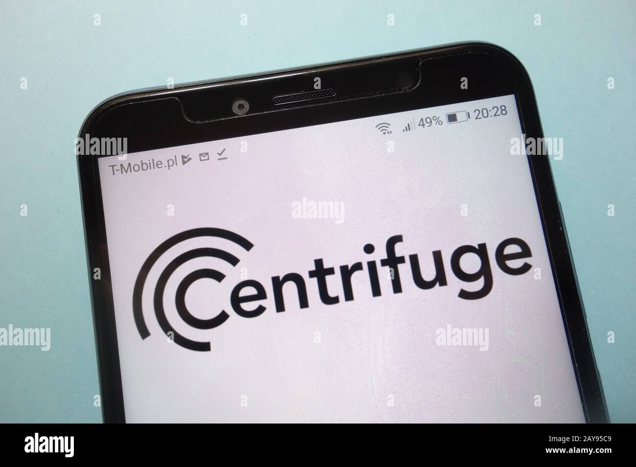 Sul display dello smartphone viene visualizzato il logo della criptovaluta della centrifuga Foto Stock