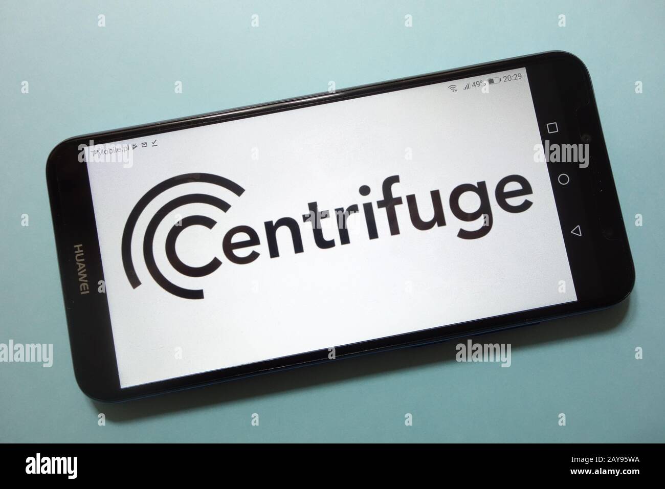 Sul display dello smartphone viene visualizzato il logo della criptovaluta della centrifuga Foto Stock