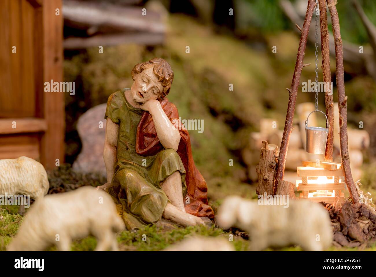 Presepe figura Pastore con pecora e suola nella parte anteriore del green sfondo sfocato Foto Stock