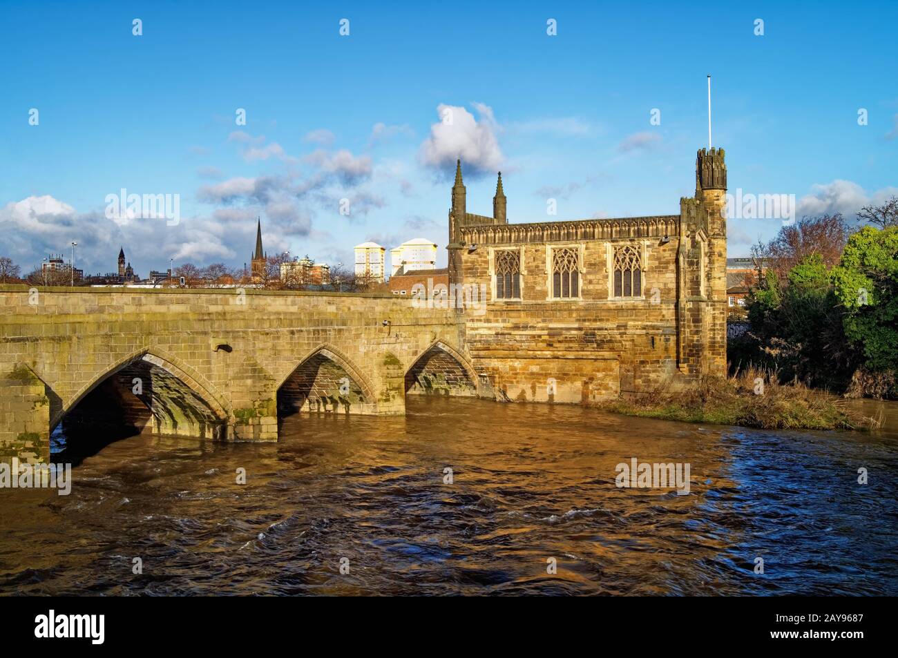 Regno Unito, West Yorkshire, Wakefield, Chantry Cappella di St Mary la Vergine e il Ponte medievale sul fiume Calder Foto Stock