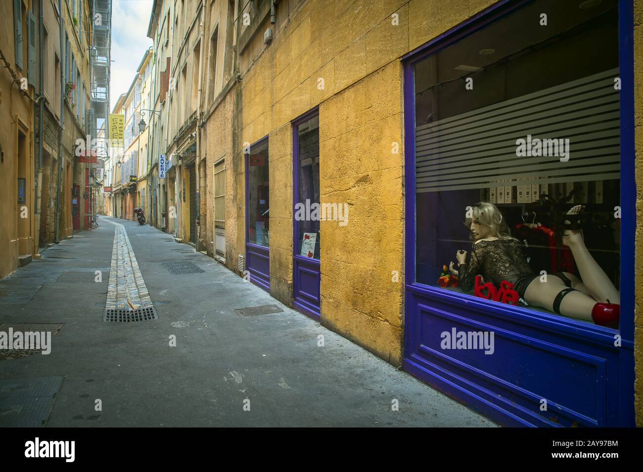 Storefront con bambola nella città vecchia. Foto Stock