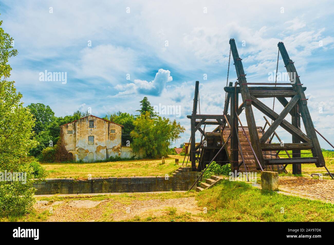 Pont de Langlois con edificio residenziale. Foto Stock