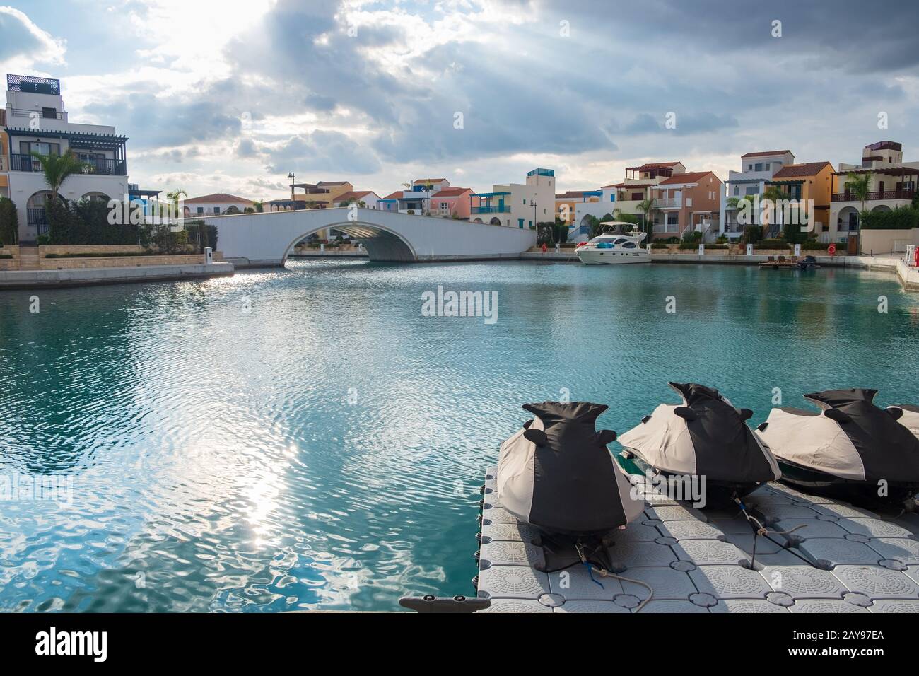 Bella Marina nella città di Limassol a Cipro con moto d'acqua in primo piano e residenze di lusso sullo sfondo. Foto Stock