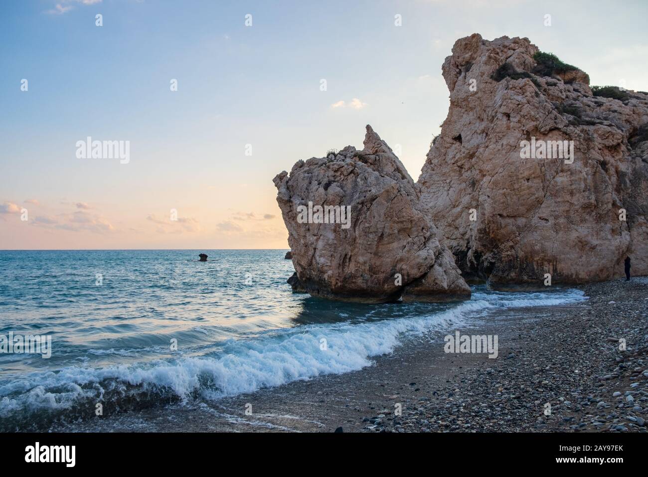 Nel pomeriggio potrai ammirare le onde mozzafiato sulla spiaggia di ciottoli intorno a Petra tou Romiou, conosciuta anche come luogo di nascita di Afrodite, a Paphos, C. Foto Stock