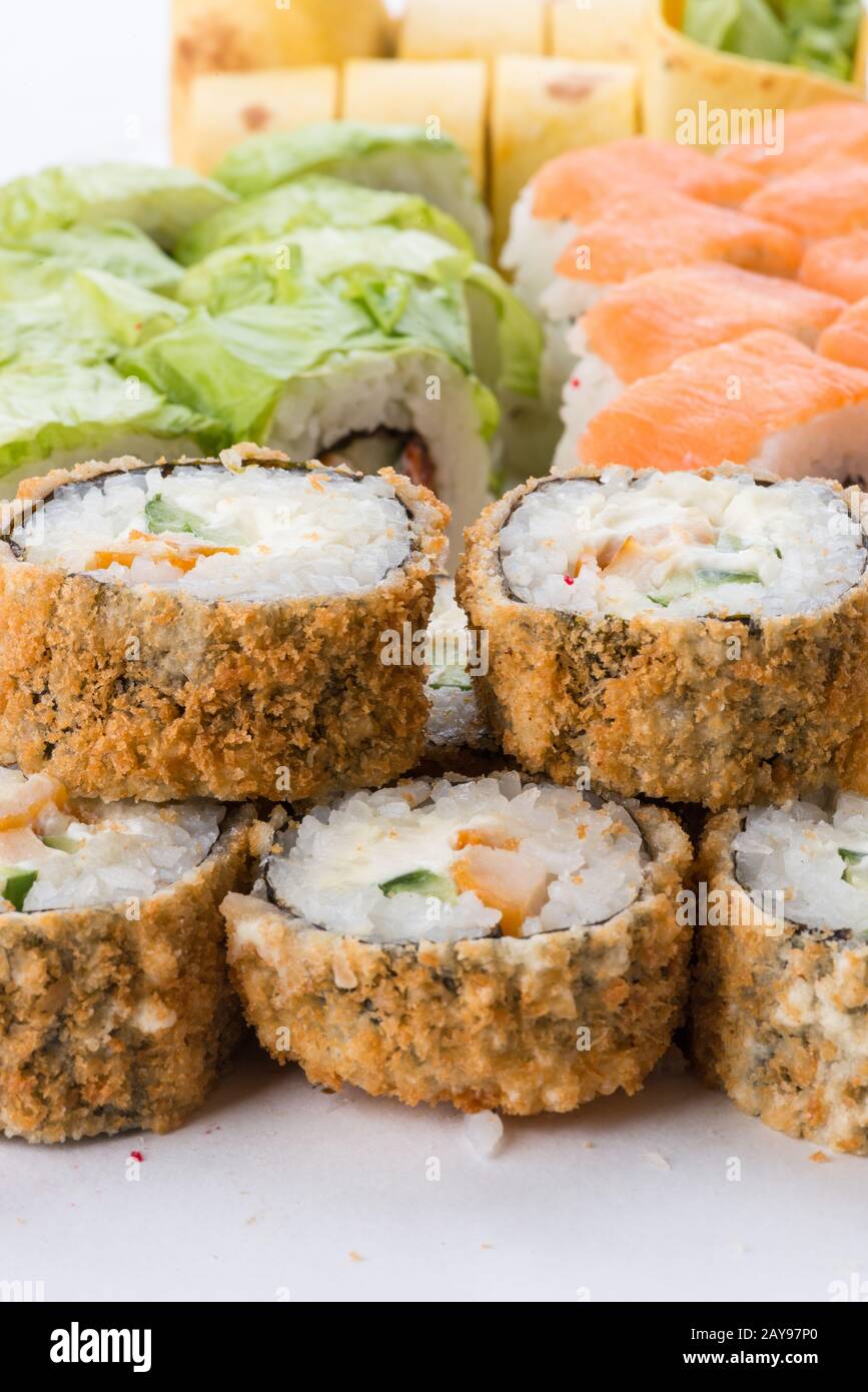 Il cibo giapponese, ristorante sushi gunkan maki roll piatto o vassoio impostato. Set di Sushi e composizione Foto Stock