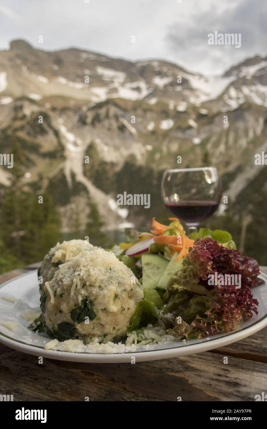 Gnocchi di spinaci e il lago di Soiern Foto Stock