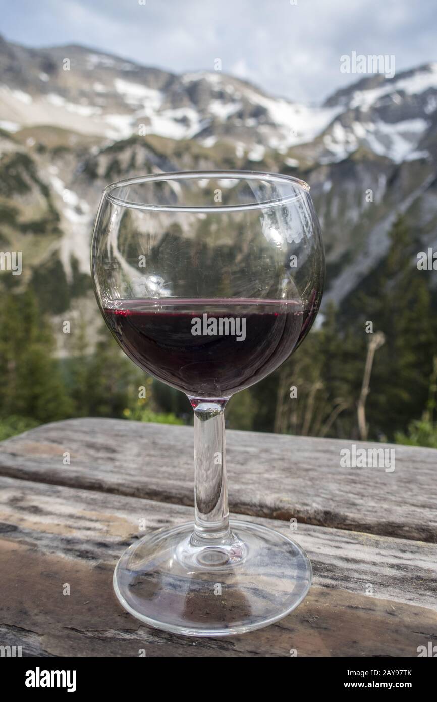 Vino rosso e il lago di Soiern Foto Stock