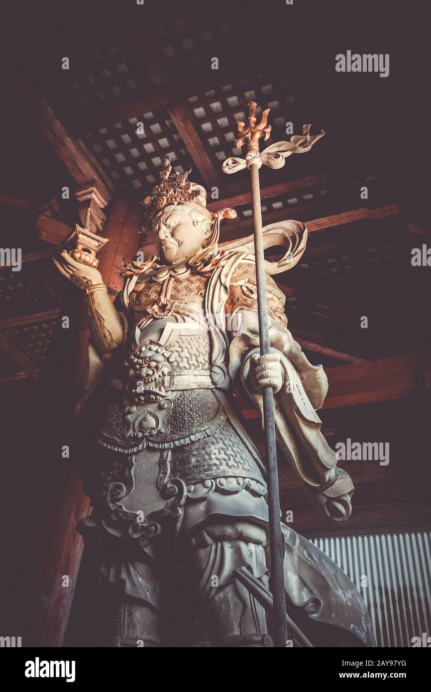 Statua di Komokuten nel tempio di Daibutsu-den Todai-ji, Nara, Giappone Foto Stock