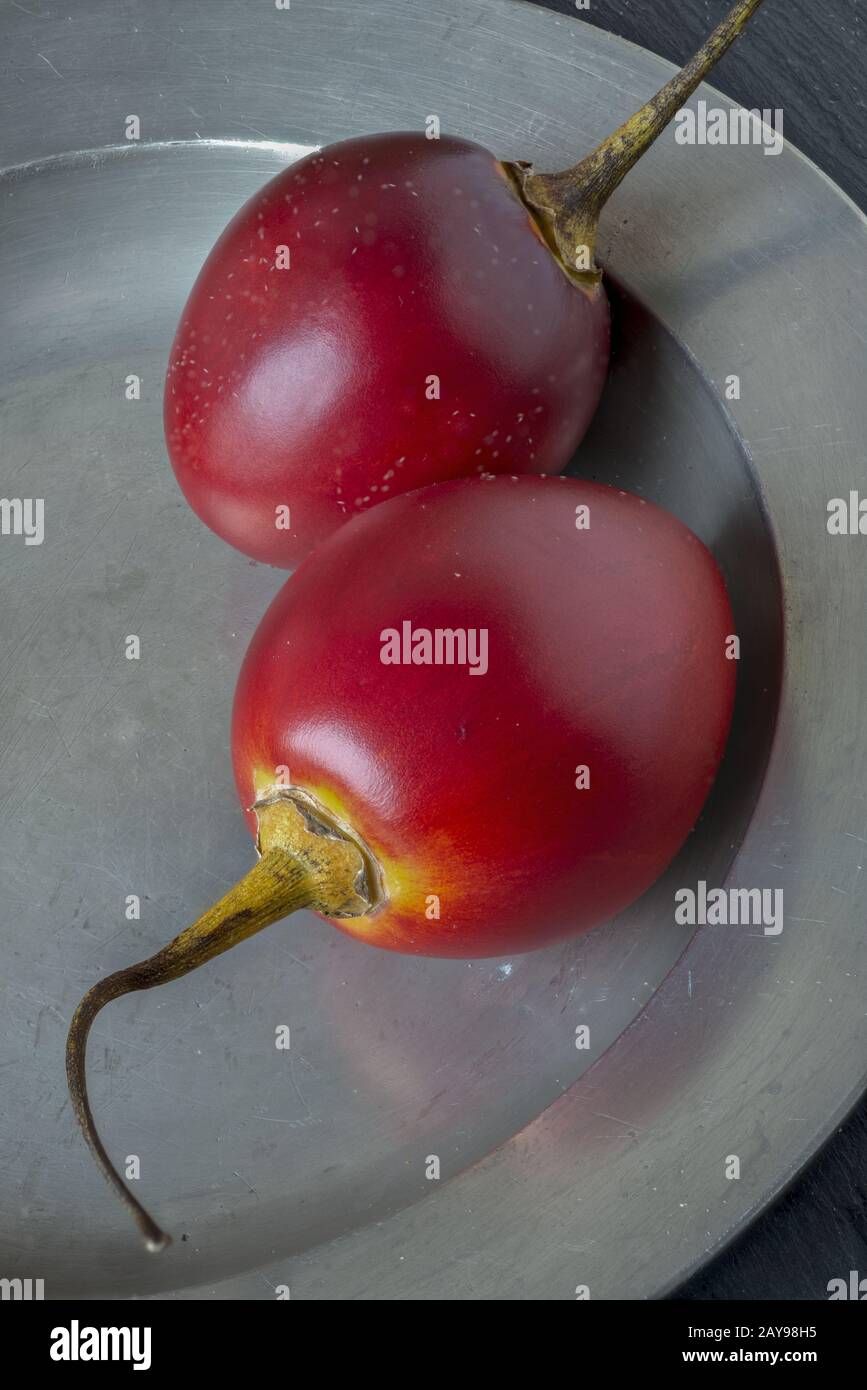Tamarillos su un piatto di peltro Foto Stock