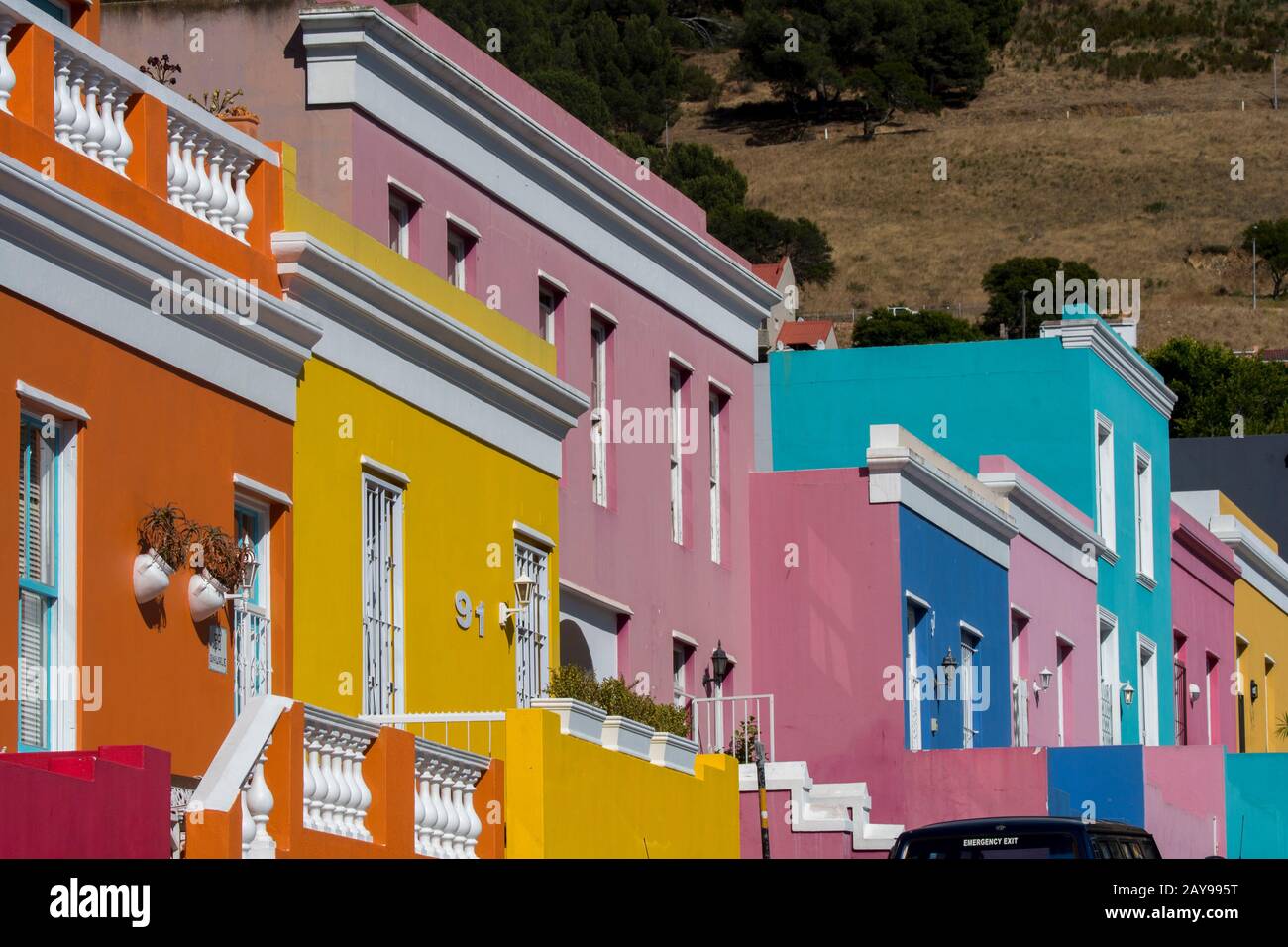 Case dai colori vivaci nel quartiere Bo-Kaap (Capo superiore) di Città del Capo, Sud Africa precedentemente conosciuto come quartiere Malay. Foto Stock