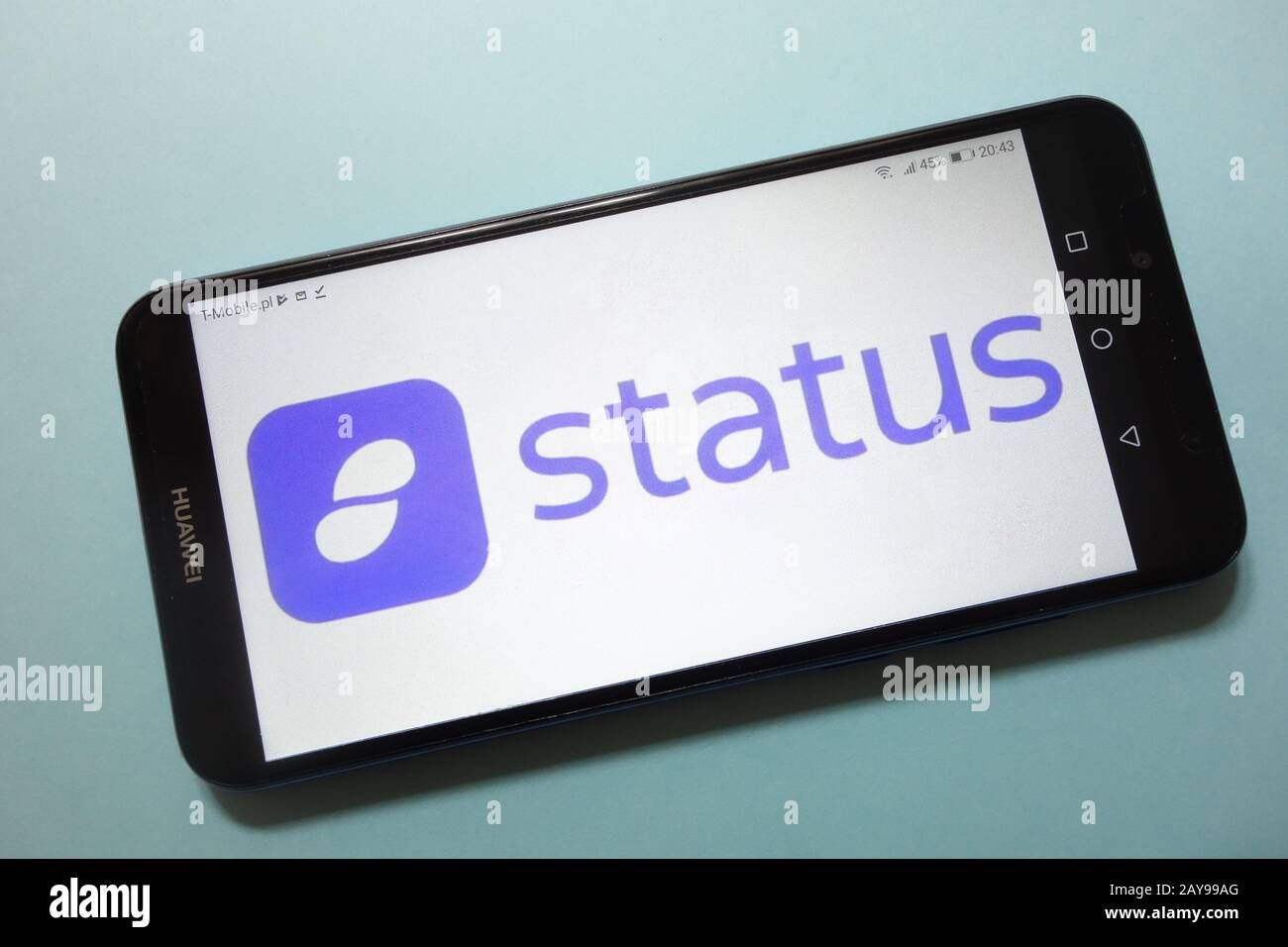 Logo di criptovaluta di stato (SNT) visualizzato sullo smartphone Foto Stock