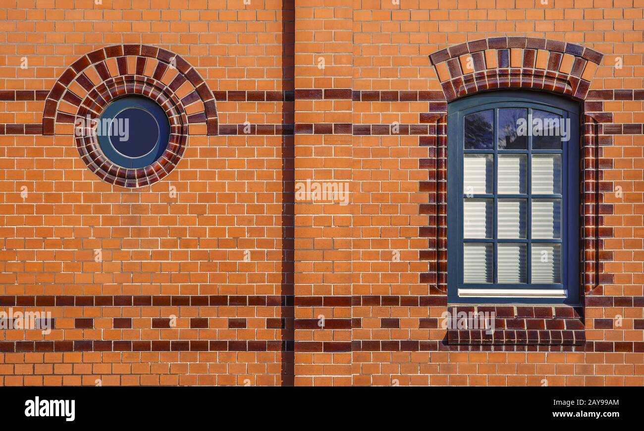 Facciata particolare della stazione ferroviaria di Warnemuende Foto Stock