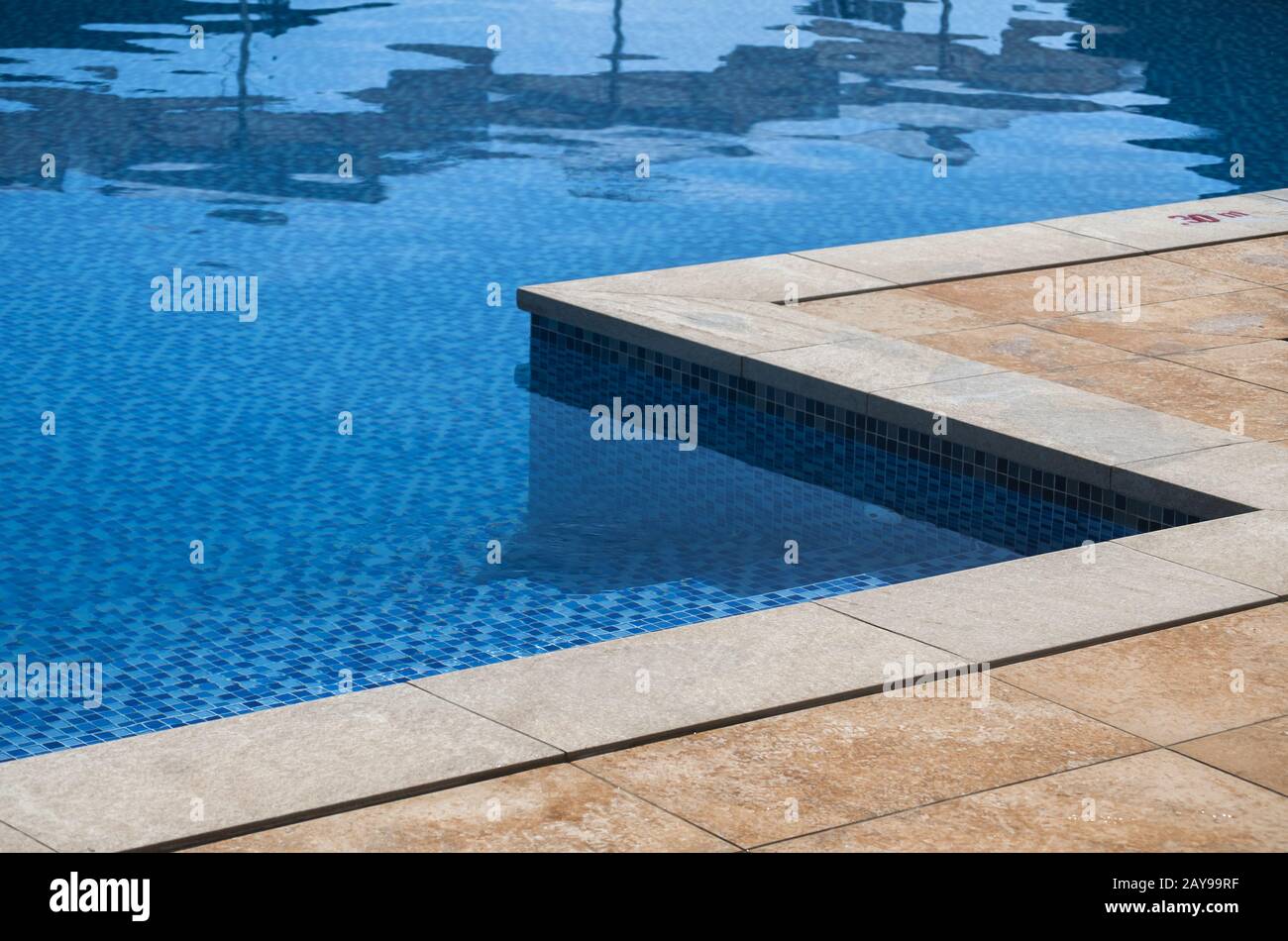 Dettaglio della moderna piscina in hotel di lusso Foto Stock