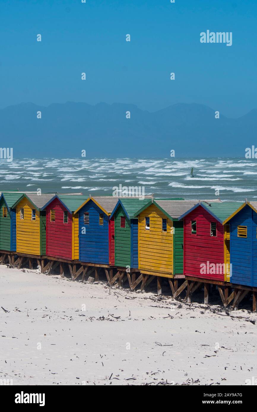Vista delle colorate capanne che cambiano spiaggia sulla spiaggia di Muizenberg, un sobborgo a lato della spiaggia di Città del Capo, Sud Africa. Foto Stock