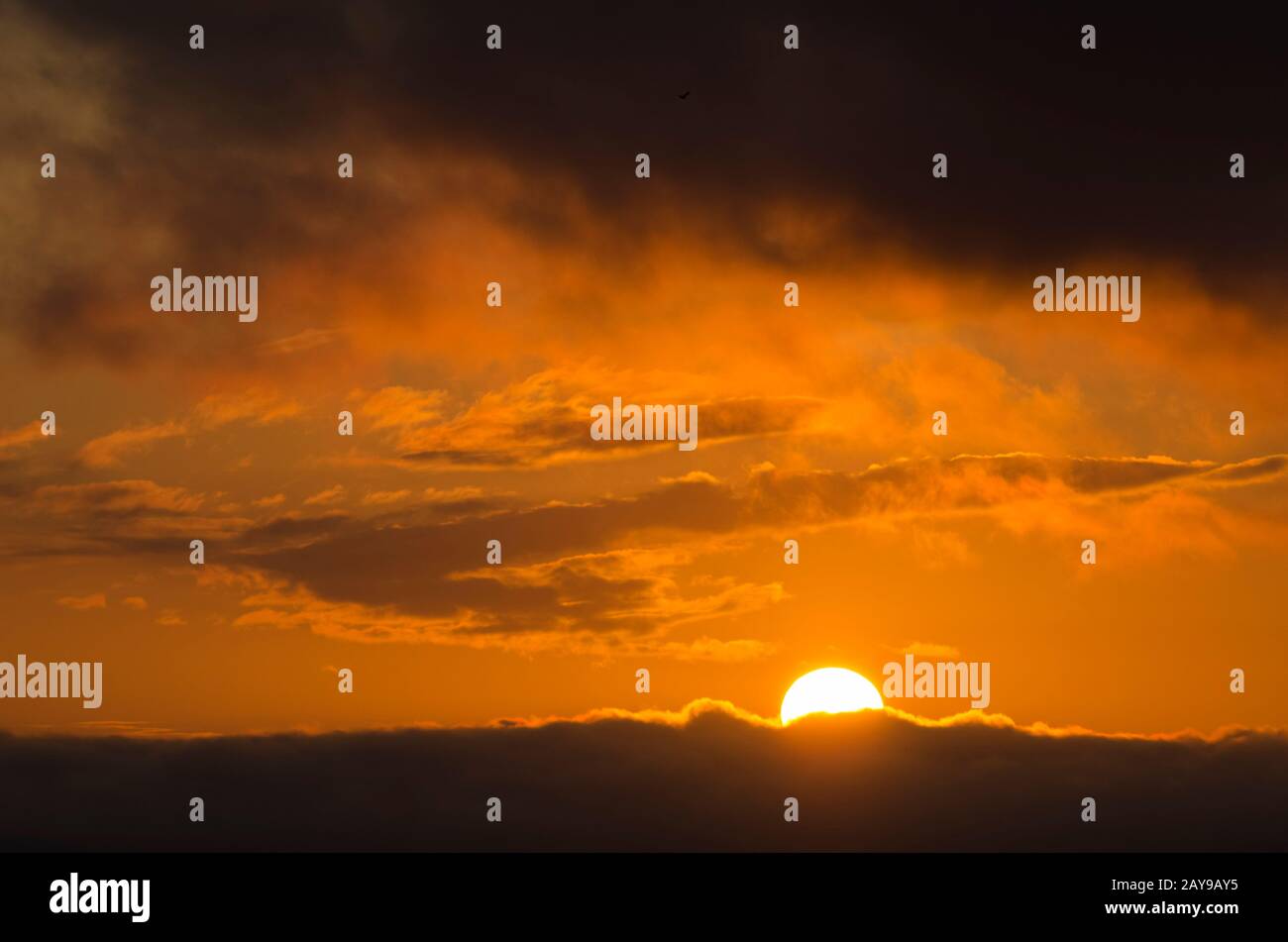 Tramonto spettacolare e bello, cielo nuvoloso di colore arancione intenso, a San Clemente del Tuyu, Buenos Aires, Argentina Foto Stock