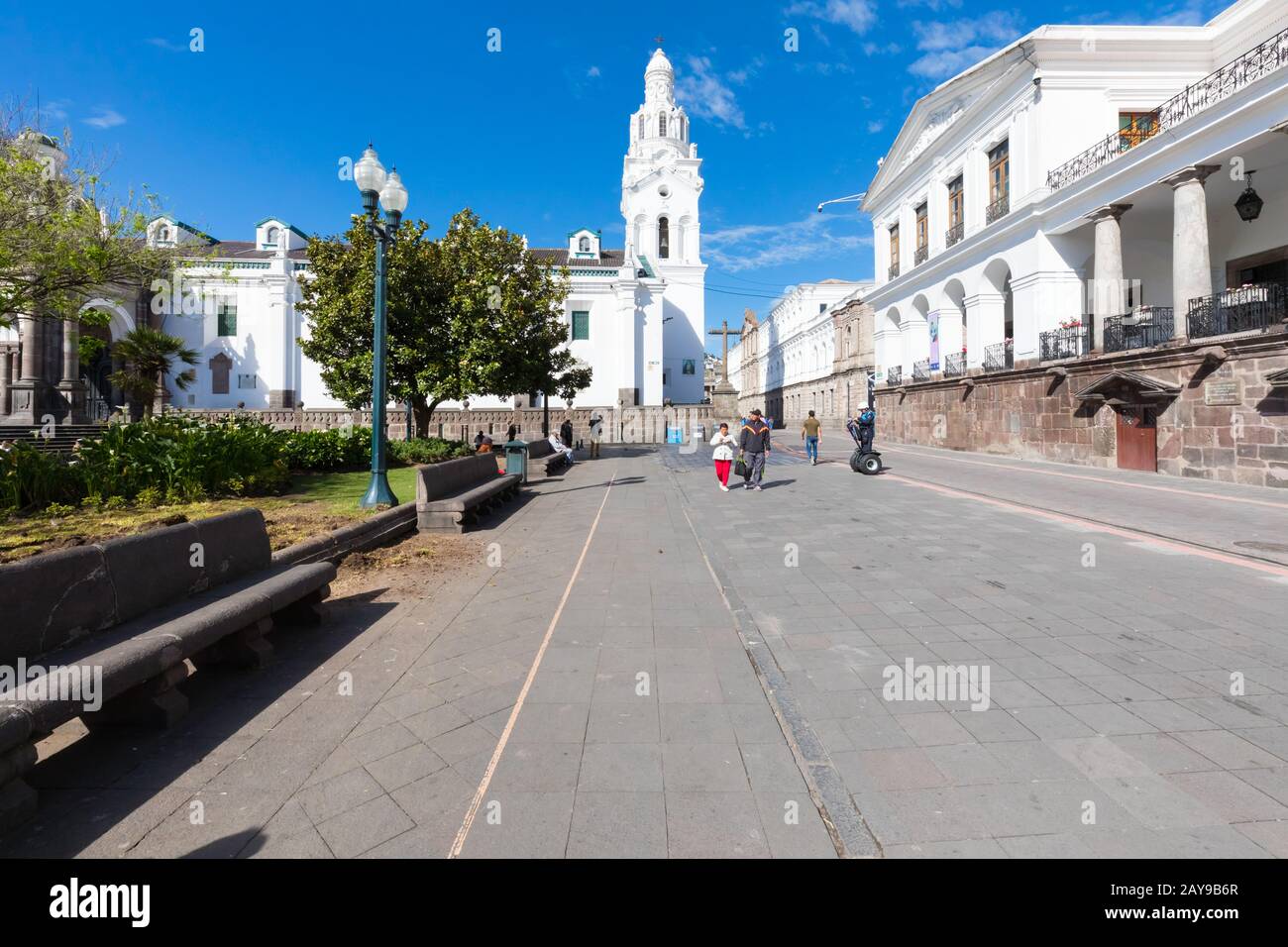 Grande parco plaza e cattedrale metropolitana Quito in una giornata di sole Foto Stock