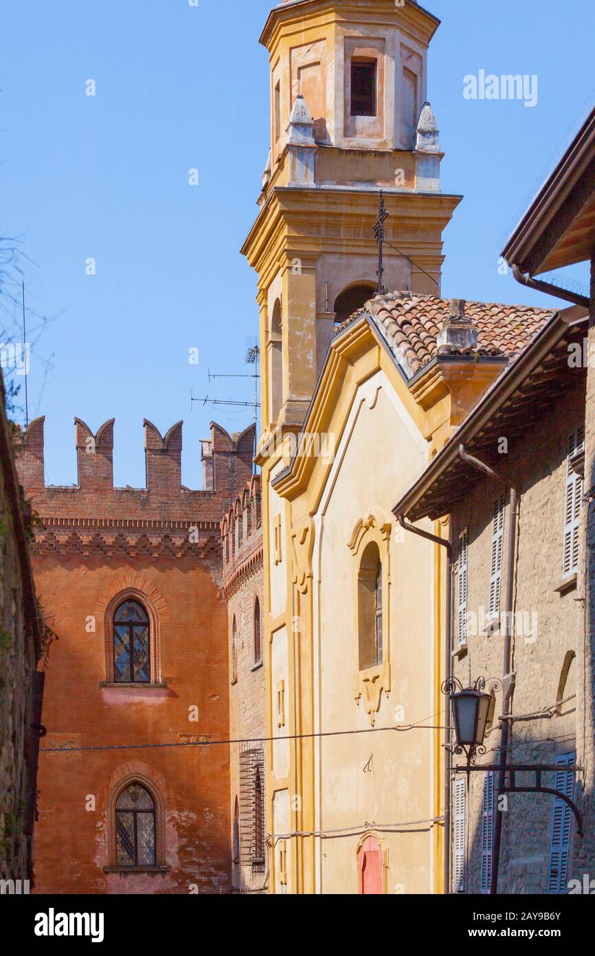 chiesa e casa medievale nel borgo di Arquato castello Piacenza Italia Foto Stock