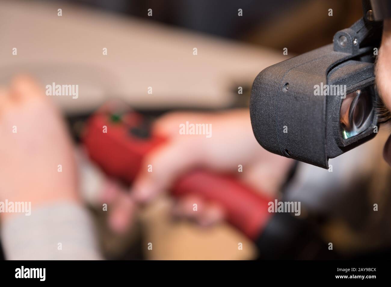 Primo piano di persona in saldatura virtuale con occhiali VR e simulatore Foto Stock