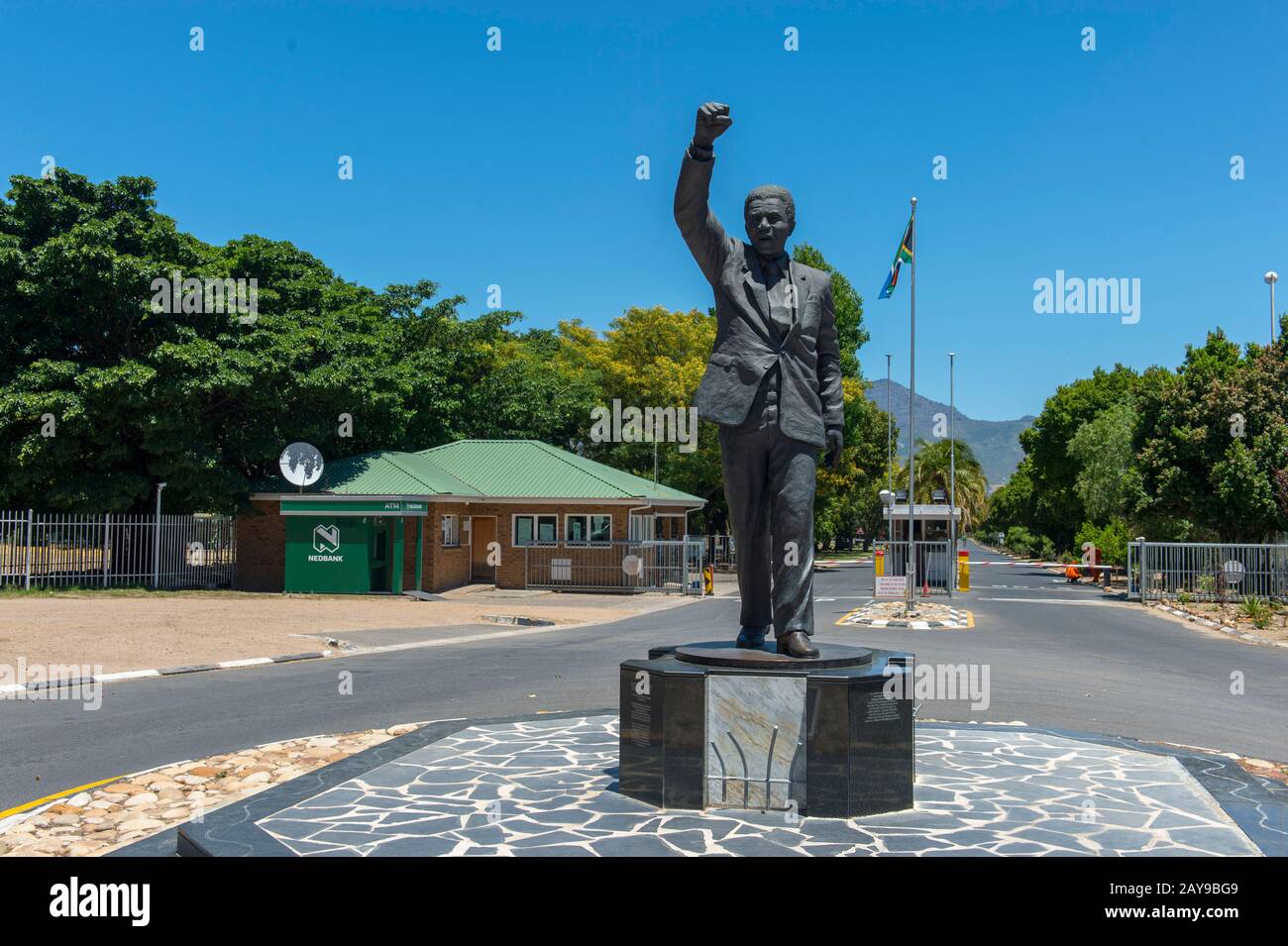 Una statua in bronzo di Nelson Mandela di fronte alla porta del Drakenstein Correctional Center (ex prigione di Victor Verster), che era la sua ultima pris Foto Stock