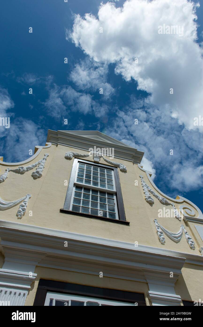 Dettaglio dell'architettura coloniale olandese della vecchia casa a Vergelegen, una storica tenuta vinicola nel Somerset West, nella provincia occidentale del Capo di Foto Stock