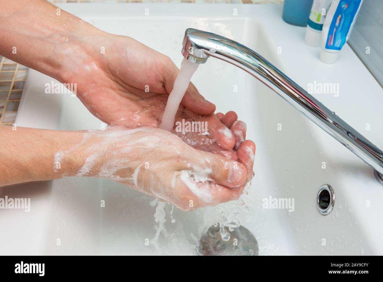 Un uomo si lava le mani dalla schiuma spessa Foto Stock