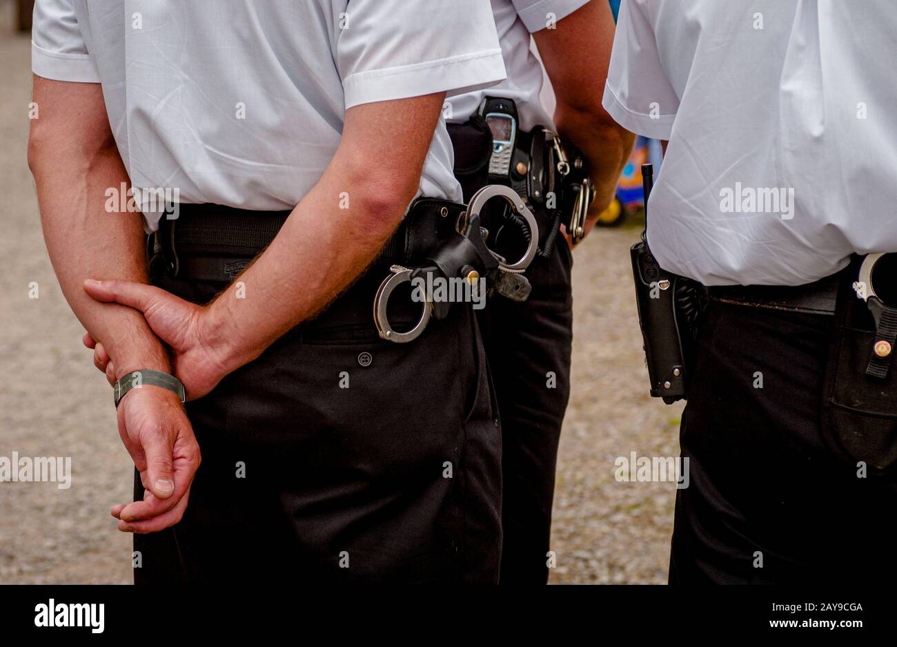 Manette sulla cintura degli ufficiali di polizia all'aperto, Regno Unito  Foto stock - Alamy