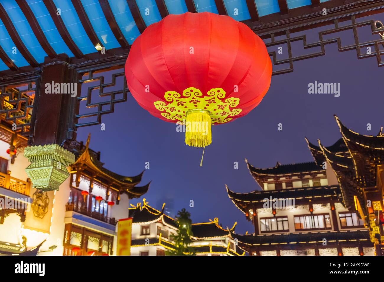 Vecchia strada vicino al giardino Yuyuan (Giardino della felicità) nel centro di Shanghai Foto Stock