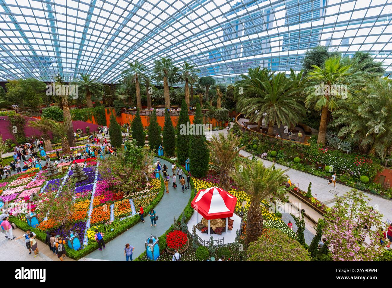 SINGAPORE - APRILE 15: Persone a piedi in Flower Dome a Gardens by the Bay il 15 Aprile 2016 a Singapore Foto Stock