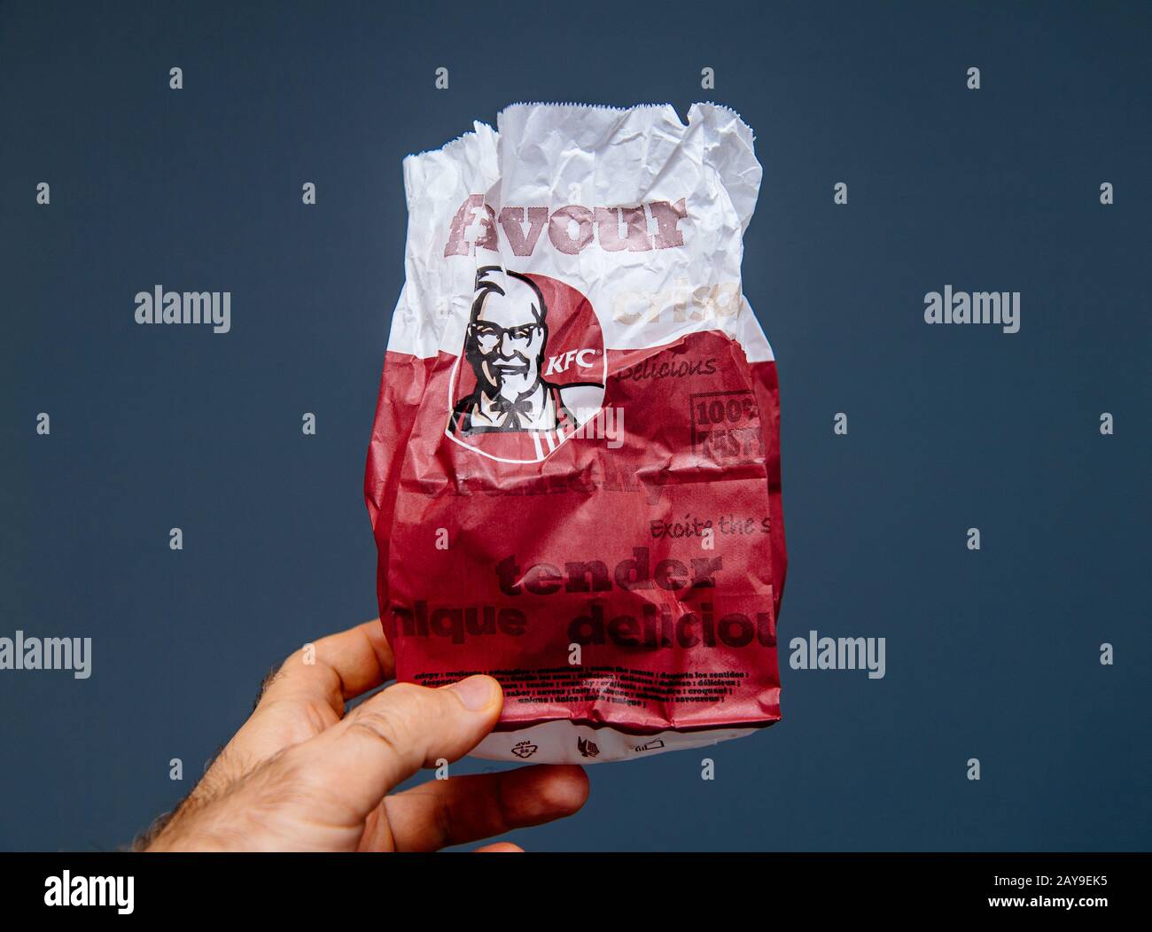 Parigi, Francia - 1 agosto 2019: Borsa di carta di carne KFC da uomo con  carne fresca e deliziosa, isolata su sfondo grigio blu Foto stock - Alamy